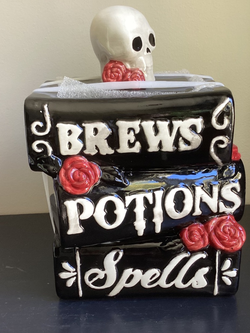 NWT Midnight Spell Halloween Decoration Skulls n Roses “Brews,Potions,Spells”